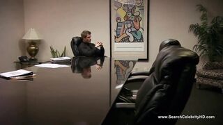 El jefe tiene una secretaria en un sillón de cuero en su coño