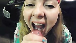 La rusa Natasha chupa una polla en el garaje