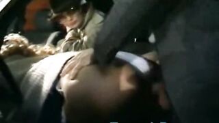 Esposa le permitió a su marido follar por el culo a un extraño en el estacionamiento