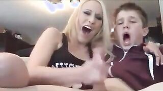 Hermana terminó duro masturbación con la mano a hermano