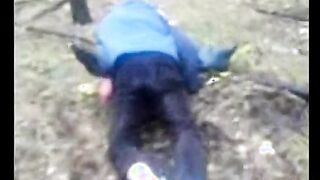 El chico trató de follar a su novia en el bosque, pero su amigo lo golpeó