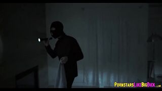 Rubia en pantimedias apesta por un miembro de un chico en las esposas