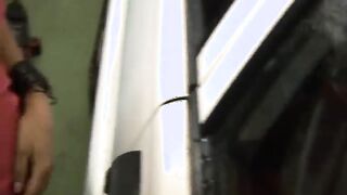 Polluelo sonriente hizo mamada en el garaje