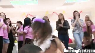 El dispositivo Dodded salta en Huye Striptera durante una fiesta.