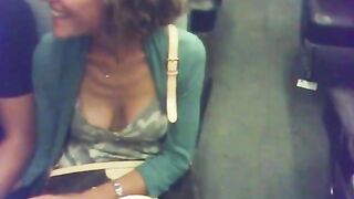El chico elimina en secreto los apetitosos tetas milfs en el metro.