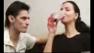 Pareja rusa folla bajo las canciones de Leningrado en Ugar alcohólico