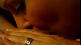 Las lesbianas se lamen, mientras que sus esposos no lo hacen en casa.