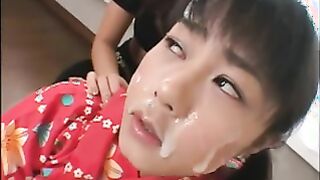 Un estudiante en una máscara de esperma camina por la ciudad después de la cámara del grupo