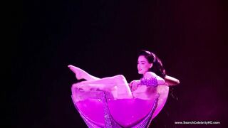 Baile retro con topless bailando en el escenario