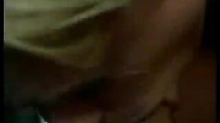 Boca de la perra tetona con agua después de la mierda activa