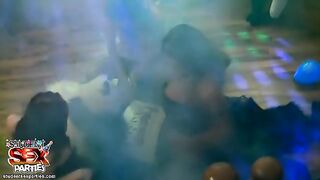 Striptera de sexo anal y alumnos de estudiantes en un partido estudiantil