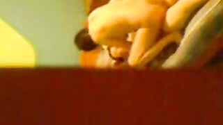 El tipo espió que la chica salta sobre la polla de su amigo.