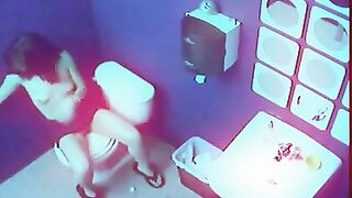 Mujer bonita se masturba su tazón en el baño hasta la cámara oculta