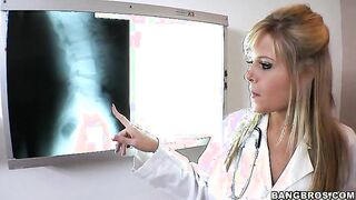 Los médicos Snochka acarician su coño en pantalones cortos durante la inspección del paciente