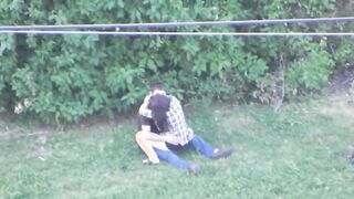 El chico se encuentra con una morena por la mañana en un césped verde.