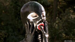 Señora en látex que toca la vagina con un gran samp.