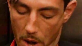 Los trabajadores de oficina se atascan en el ascensor y no se pierden solo joder