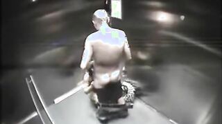 Una pareja después de un club nocturno decidió tener relaciones sexuales en el ascensor en un banco borracho.