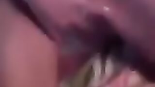 El novio fríe a su novia sin quitar las señoras de las bragas.