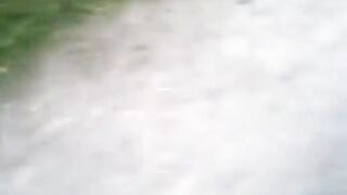 Un niño suave camina por la zona y viene a la jodida pareja.