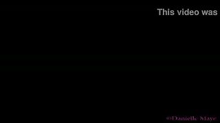 Pollito espina culo en los leggings negros estirados antes de la webcam