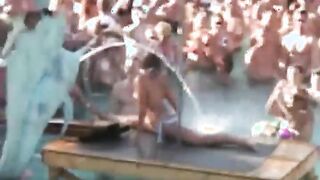 Los pollitos compiten por el título de "Traje de baño mojado 2018" en una fiesta en el parque acuático