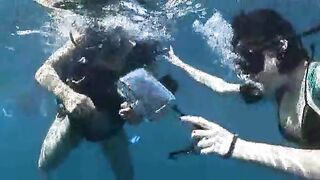 Diver levantó un turista en Aqualant en el fondo del océano entre los arrecifes