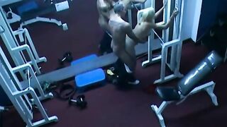 Follando rubia y fuerte atleta en el gimnasio bajo una cámara oculta