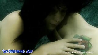 Las lesbianas se lamieron y rebobinan en la pose de tijeras bajo el agua.