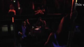 Alemán en medias blancas bailando striptease en el club amante del ojo