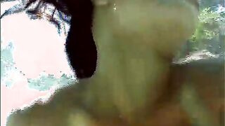 Los amantes tienen relaciones sexuales bajo agua en la piscina para nuevas sensaciones.
