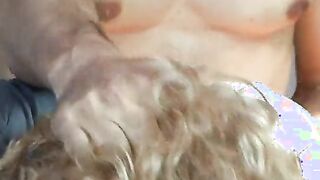 Mientras que las esposas rizadas puta folla el cáncer, ella habla con su marido por teléfono.