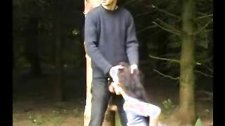 Baba rizada chupó miembro del extraño y follada con él en el bosque