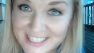 Chica jugosa en un vestido azul masturbándose el coño por muestreo en el balcón