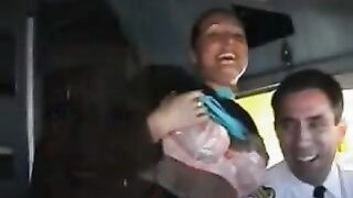 Azafata pone en grandes tetas nuevo sujetador en una cabina piloto