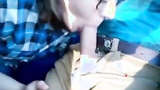 Estudiante en gafas chupó un miembro de un compañero de clase en el tren