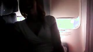La puta joven acaricia el coño con los dedos con un chico en un avión