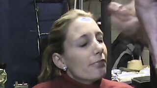 Ama de corrida del hombre casado en su cara después de un paja en el garaje