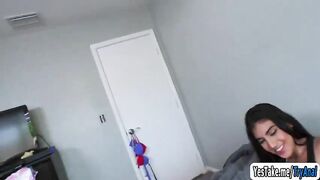 Latina vaciló el culo al dedo y aceptó el primer anal después de la mamada