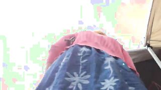 Un hombre peeps extraño debajo de la falda en el mercado.