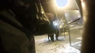 Annist brilla con una posición frente a las niñas en una parada de invierno