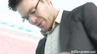 Slave follada jefe tetona en el coño con piercing en el escritorio en la oficina