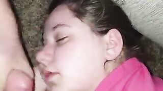 El hermano se sacude en la cara de una hermana dormida