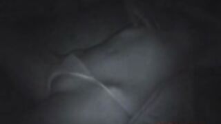 El marido puso su polla por su mejilla de la esposa dormida.