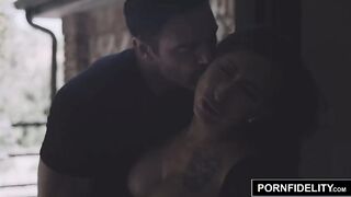 Viuda tatuada Lily Lane follada con una viuda desconocida