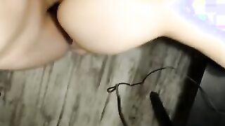 Levantó a la niña en sus brazos y nuestra murmurando enfermo en su polla.