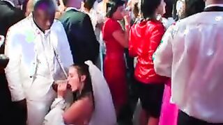 Gran fiesta de sexo con novias en un club nocturno.