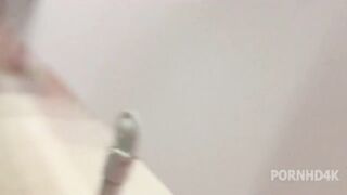 El alumno se espió detrás de la jodida pareja desconocida en el baño.