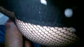 El tipo cenó a ceniza sobre el coño de la novia dormida a través de las bragas.