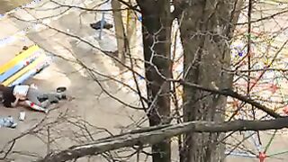 Amigo maduro folla a mujer borracha en el parque